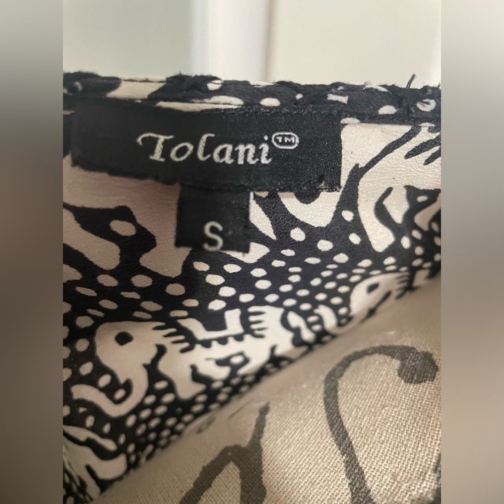 Tolani Black and White 3/4 Sleeve Dolman V-Neck Top - Picture 8 of 10